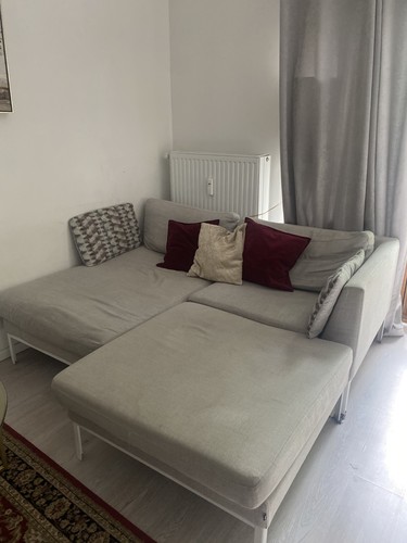 Graues sofa mit - graues, ottomane